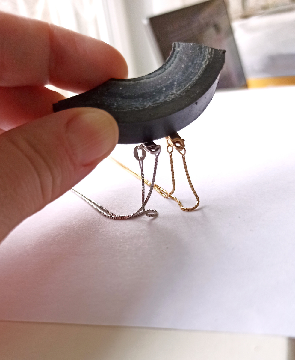 Не знаю, насколько сильный магнит, но замочки хорошо притягиваются