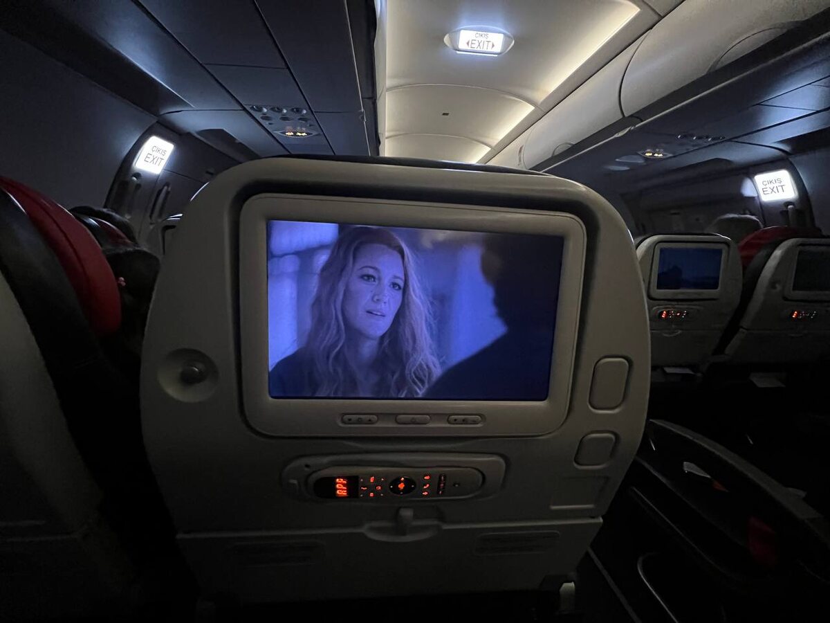 Это я смотрю фильм в самолете. Пришлось смотреть на итальянском, так как русского дубляжа именно этого фильма пока нет у кинотеки "Туркиш Эйрлайнс". 