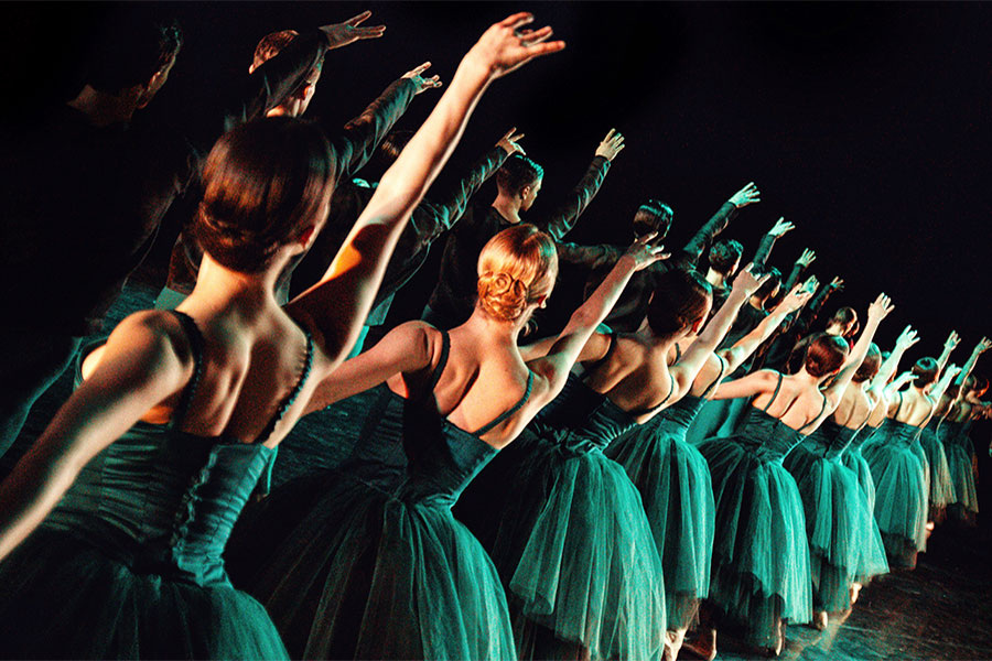 Сцена из балета И. Живого "Игра в карты". Источник фото: mariinsky.ru. 