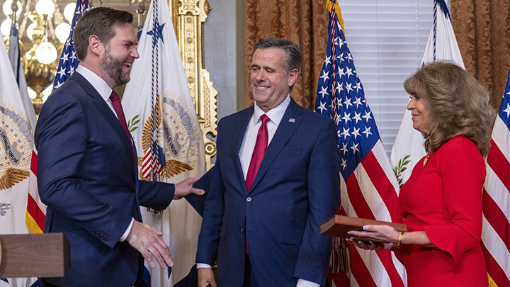   Патриот Америки Джо Рэтклифф стал главой шпионского ведомства США. Трамп называет его борцом за правду, а Вэнс уверен, что "каждый кусочек информации в его мозге засекречен". Фото: CNP/AdMedia/Global Look Press