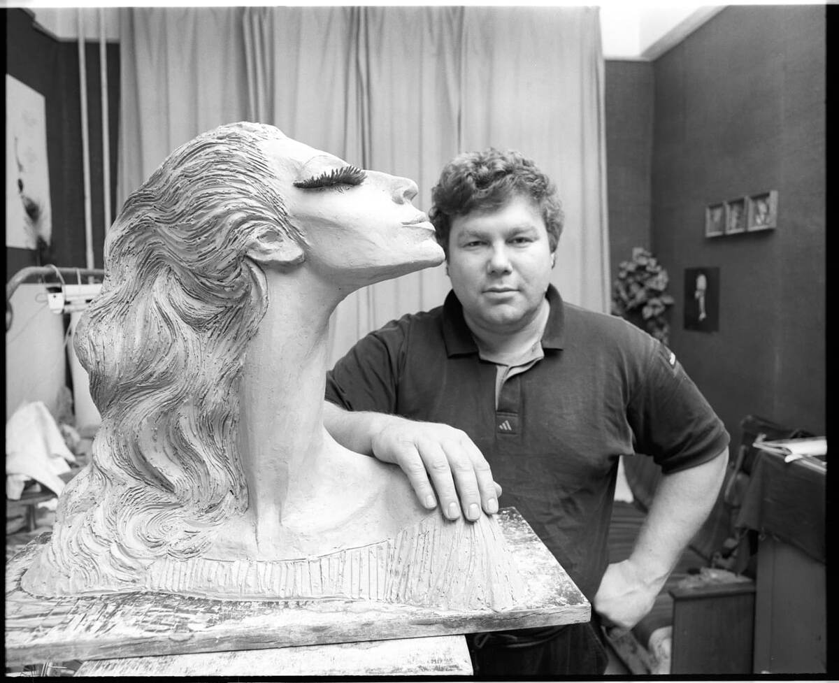 Скульптурный портрет "Майя" - в процессе создания. Скульптор Виктор Митрошин в мастерской на ул. Омской г.Челябинск Фото: Александр Соколов 