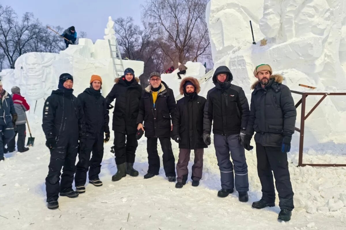    Участники фестиваля «Большой мир льда и снега»: крайний слева — Данил Цой, второй слева — Илья Текин, в центре — Павел Барсуков, второй справа — Алексей Сидоров.