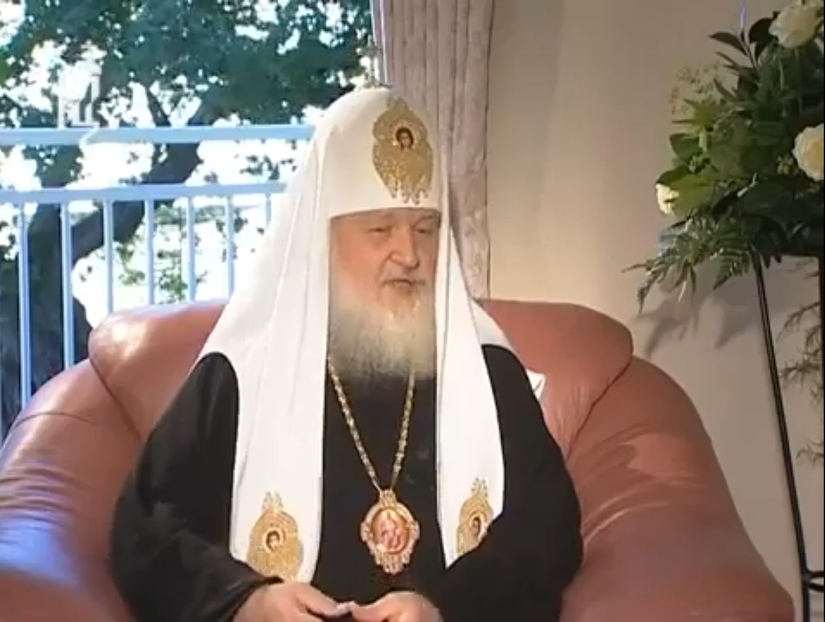 Скриншот с видеоролика в котором патриарх Кирилл рассказывает о равноапостольных святых христианства Кирилле и Мефодии их значении для тех, кто в это верит