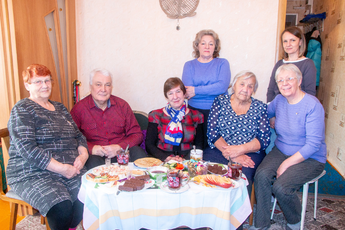 В гости к Марине Николаевне пришли Л.А. Федчикова, председатель совета ветеранов п. Абан, Н.М. Жумарин, глава Абанского сельсовета, Т.И. Жебелева, председатель районного совета ветеранов, Т.П. Шишулина, председатель совета ветеранов педагогического труда, и А.Н. Мельниченко, специалист Абанского сельсовета. Встреча получилась душевная, наполненная воспоминаниями из далёкого прошлого.