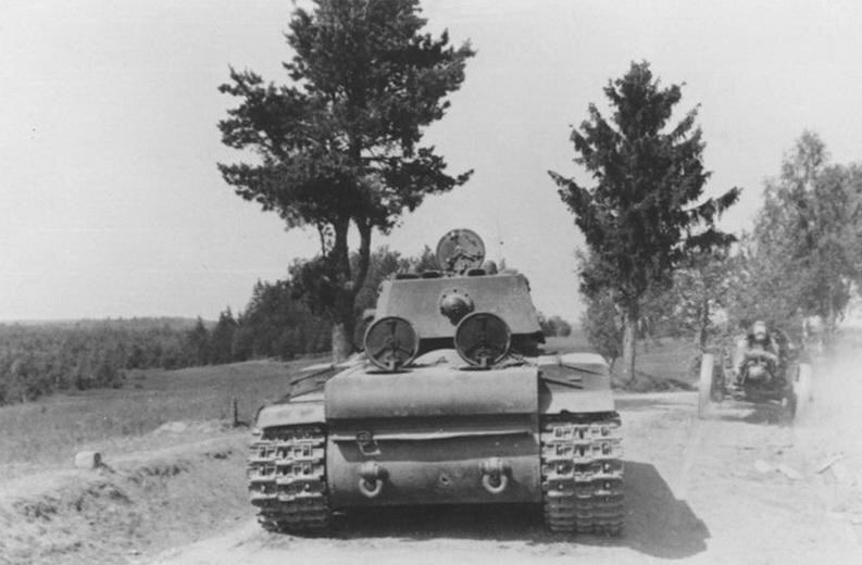 Экранированный танк КВ-1 выпуска июня 1941 года с заводским номером М-4793. Левее танка видна могила его командира.