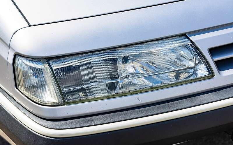    Узкие фары в начале 90‑х годов – очень модное решение.