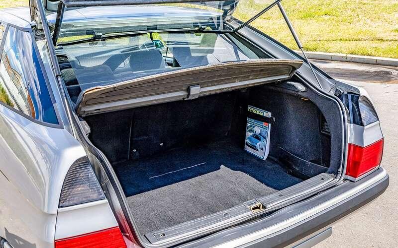    Багажник хэтчбека довольно ­вместительный.