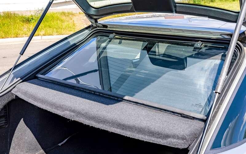    Оригинальное решение – стекло салона под дверью багажника.