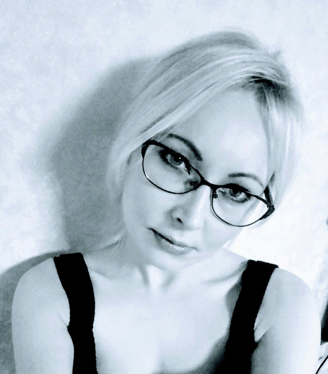 Это стихотворение , вернее стишок написался сам, в тот момент, когда я обиделась и очень сильно обиделась. Не помню уже  в каком проекте участвовали поэты нашего объединения, получили дипломы , друг друга поздравляли , а мне в личку пришло сообщение с рекомендациями, куда мне эти дипломы повесить. .. В общем " выпустила пар"🤣🤦