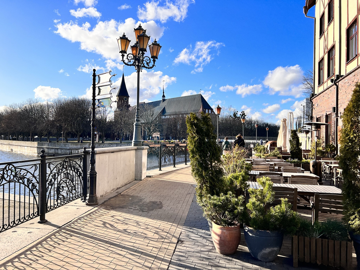 Открытая терраса кафе в Рыбной деревне с видом на Кафедральный собор