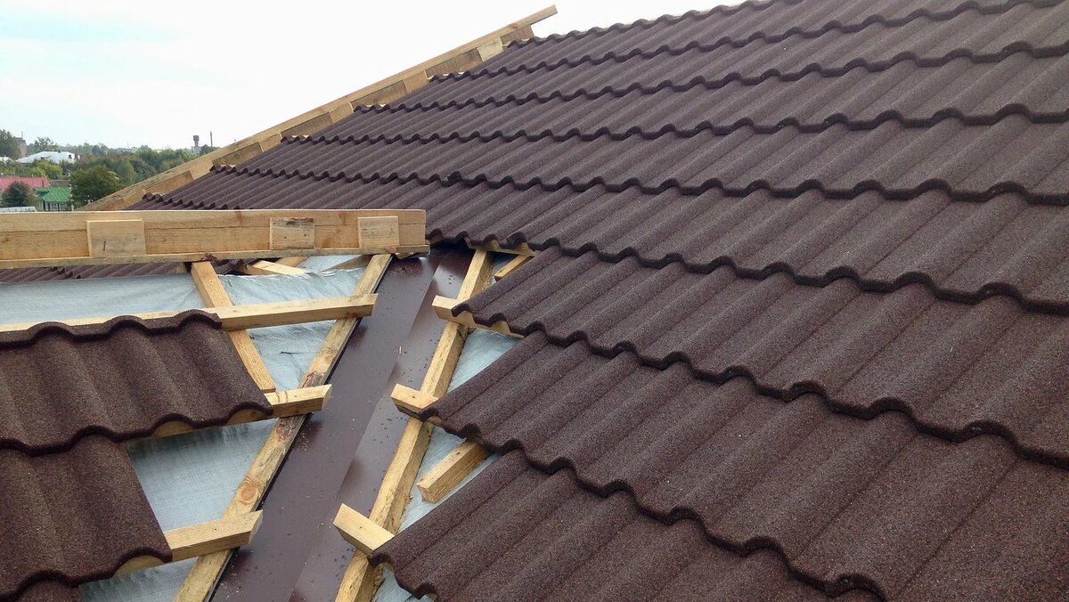 Укладка композитной черепицы. Источник ресурсы интеренет, автор не известен