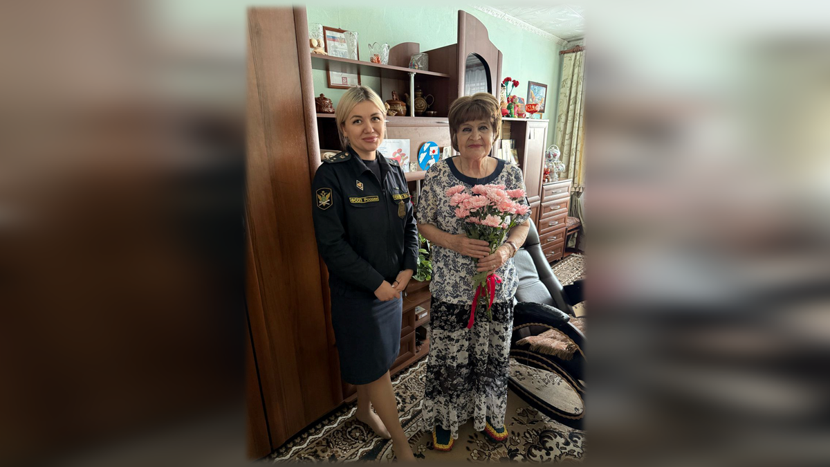     В Минусинске судебные приставы поздравили ветерана с днем рождения