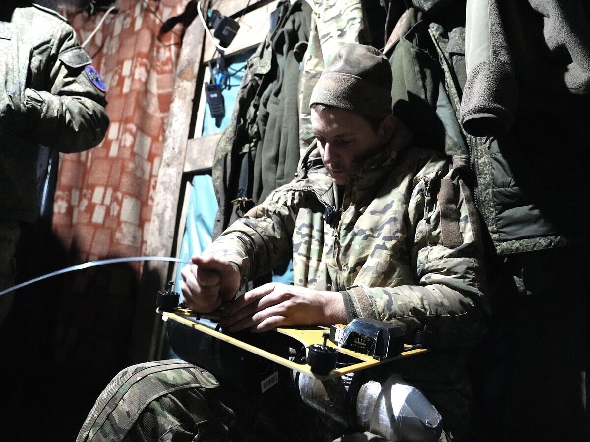    Оператор расчета ударных дронов Ива готовится к работе© РИА Новости / Мария Марикян