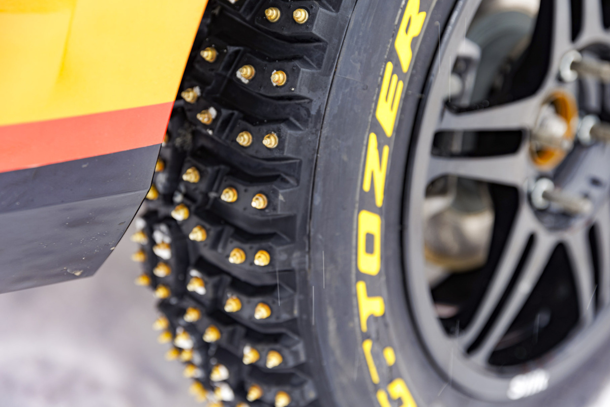    Золотой шип — это стиль! Когда уже кто-то из производителей додумается до такого в дорожных моделях?   
Lada