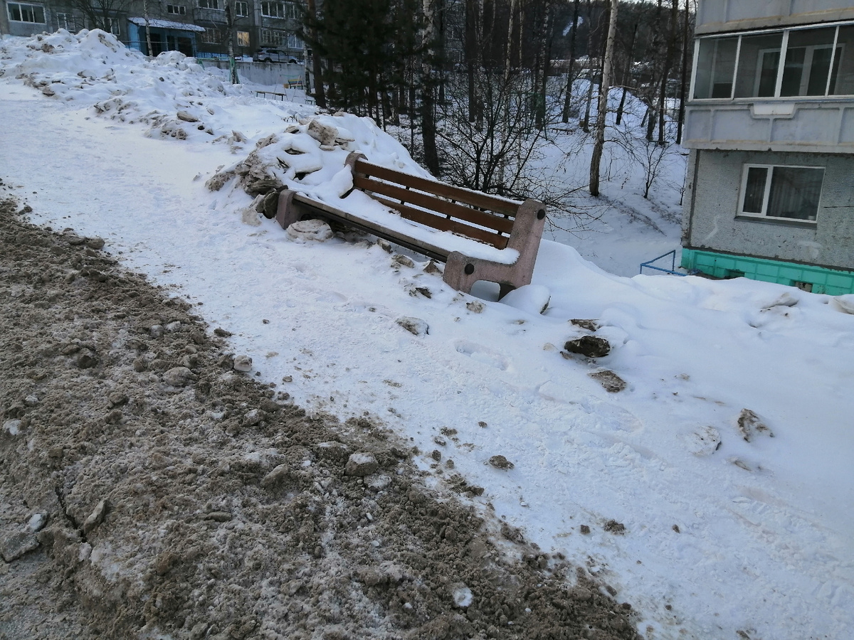 Скамейки оказались под завалом. Присесть и отдохнуть до весны не получится.