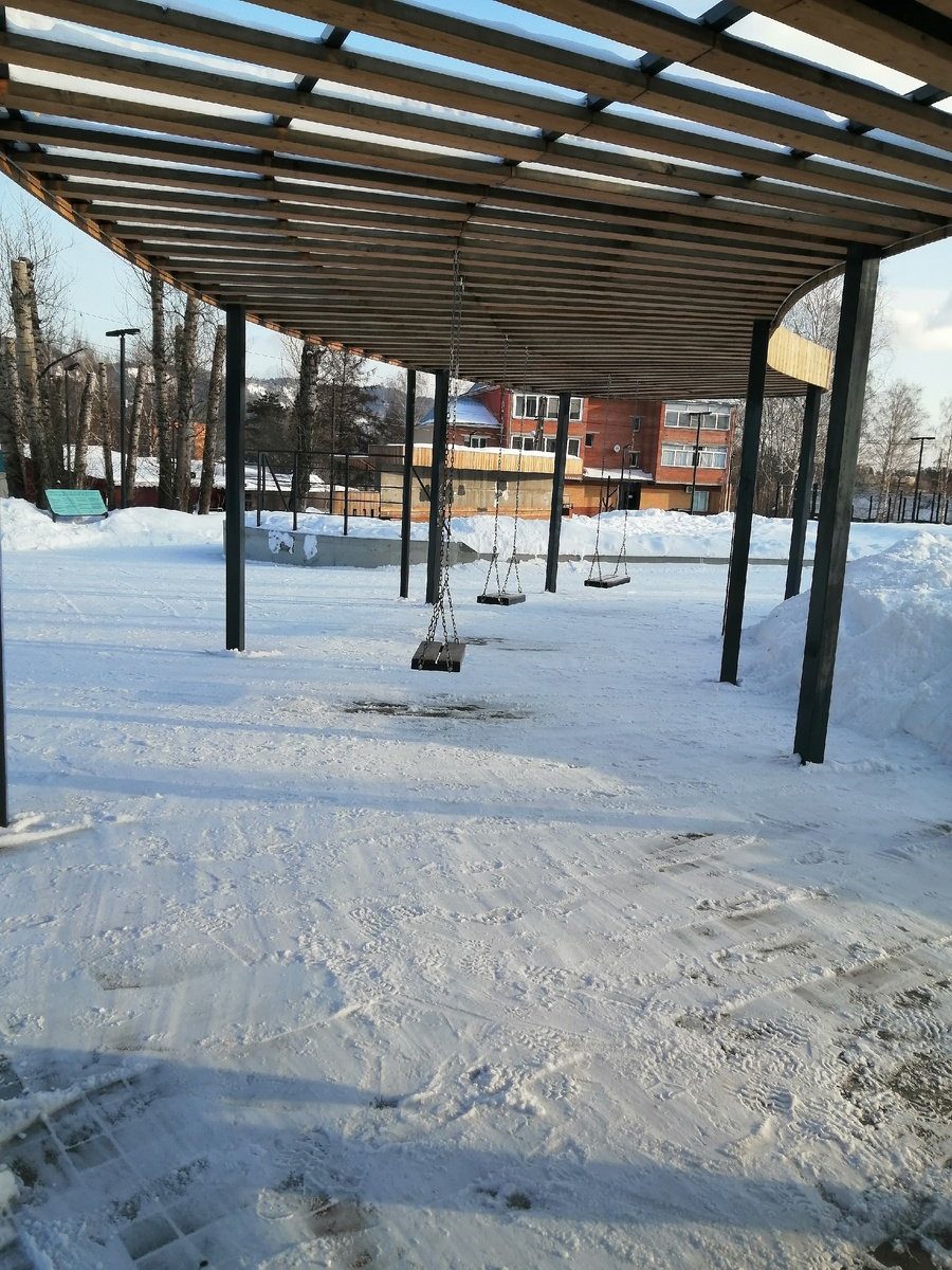 Можно беспрепятственно прогуляться, покачаться и даже провести мероприятие.