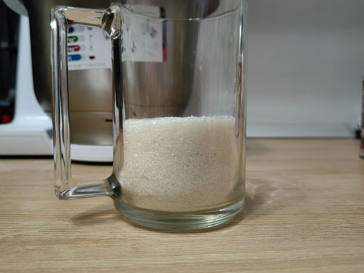 Сахара чуть меньше половины стакана