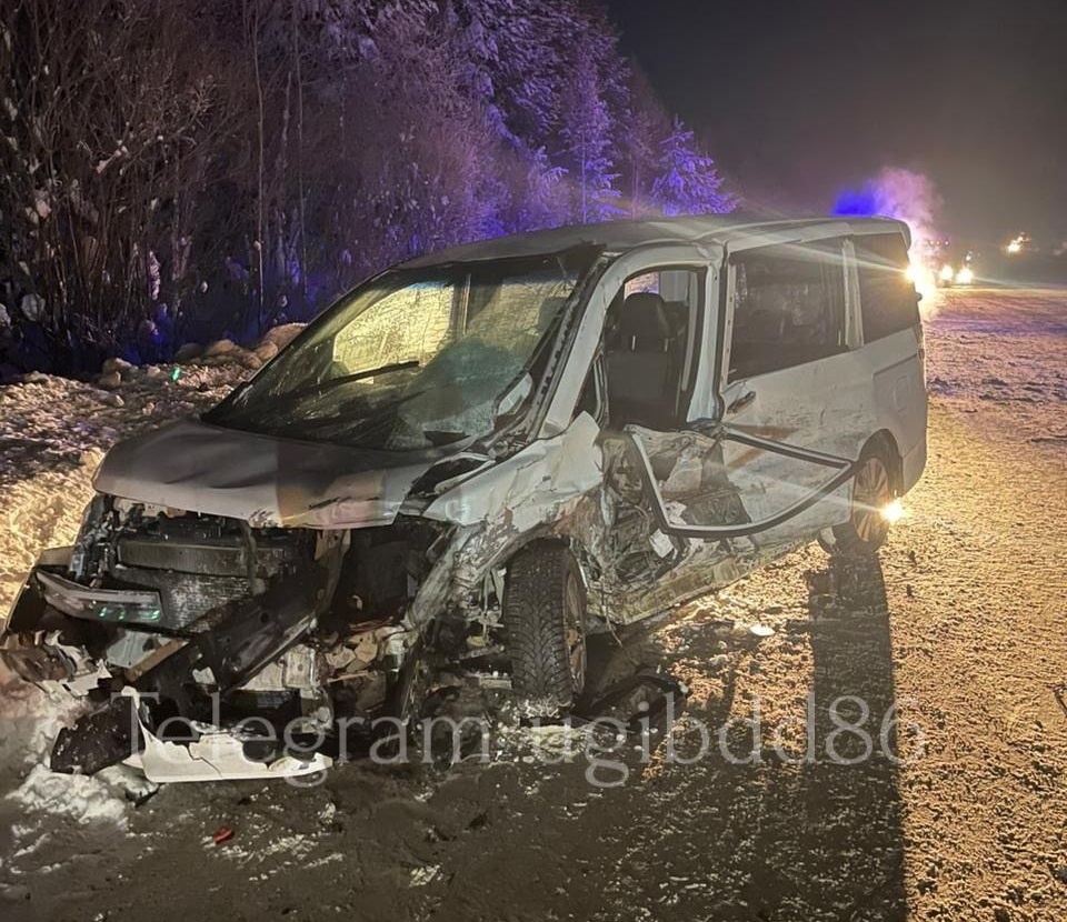    В автоаварии с микроавтобусом в Югре пострадали 4 человека