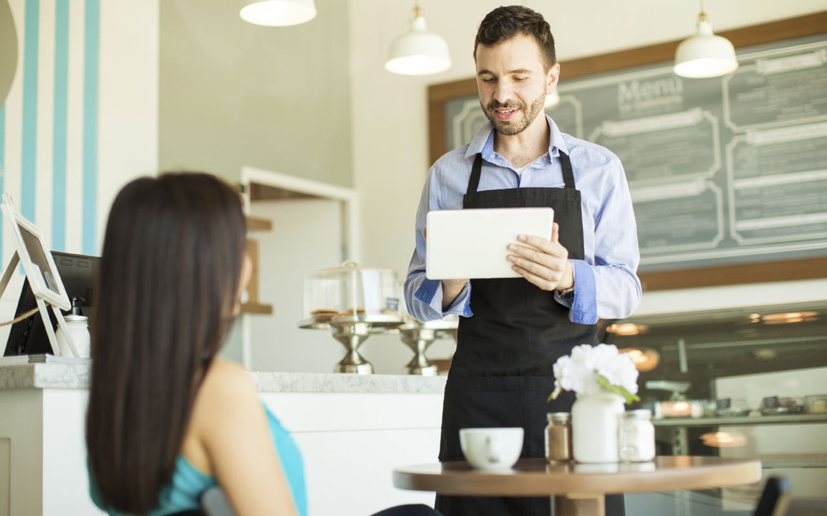    Обслуживание в кафе: законно ли брать за это деньги?