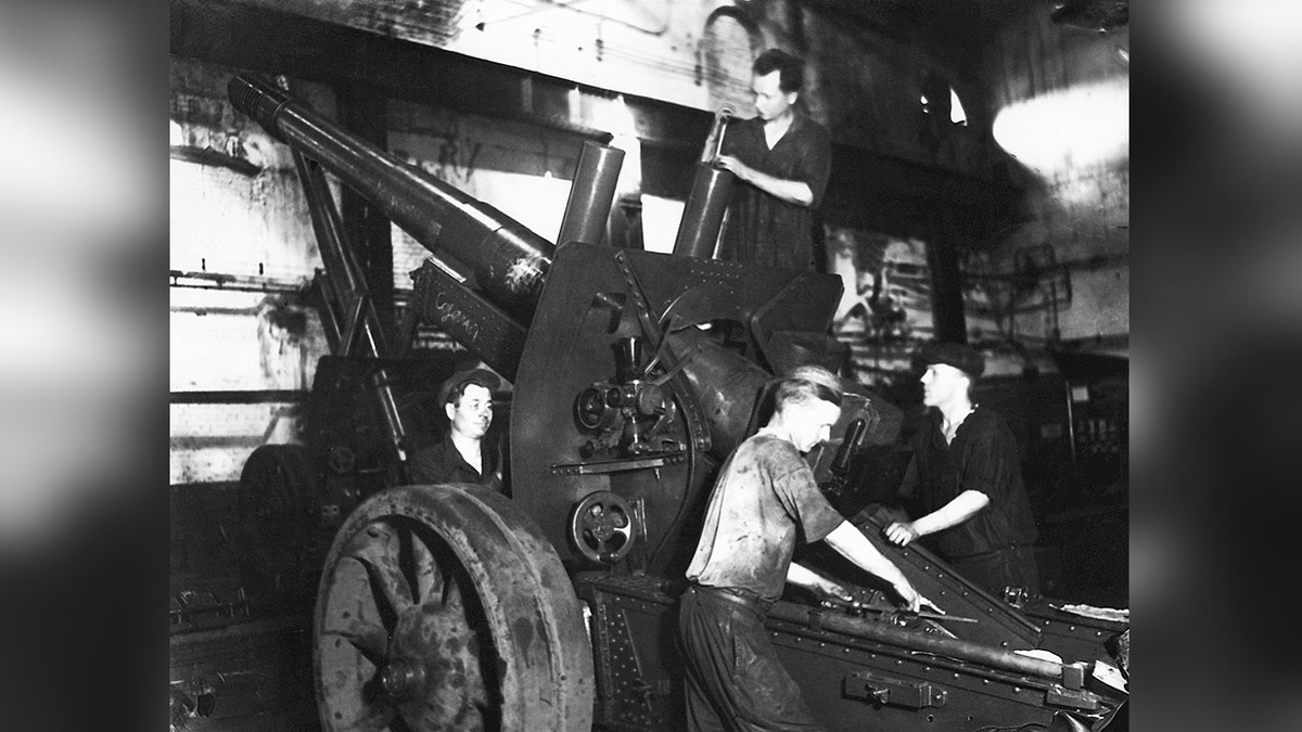 На строительство боевых самолетов, танков, орудий и минометов молотовцы собирали миллионы рублей. Фото: ПермГАСПИ 