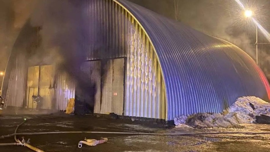    Пожар в ангаре в Выборгском районе ЛО 31 января 2025 Автор фото: t.me/bezopasnost47