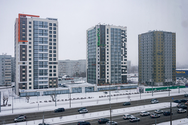    Уже второй год застройщик «Домкор» не может выдать ключи от квартир дольщикам «музыкального» жилого комплекса «Вивальди».   
Фото: Олег Спиридонов