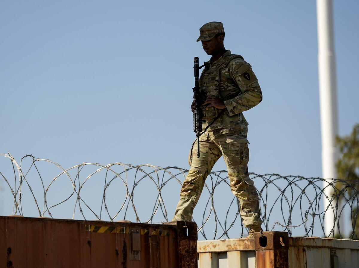    Сотрудник правоохранительных органов на границе США и Мексики в Игл-Пасс, штат Техас© AP Photo / Eric Gay