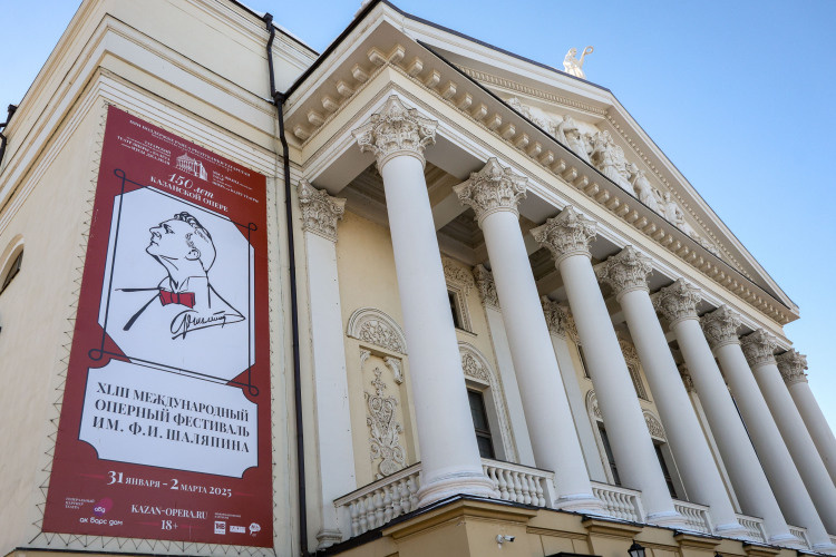    В этом году Шаляпинский фестиваль начинается в последний день января, а закончится уже в первых числах весны. В основной программе — 11 показов спектаклей и концертных представлений оперных шлягеров, а также два гала-концерта.   
Фото: Андрей Титов