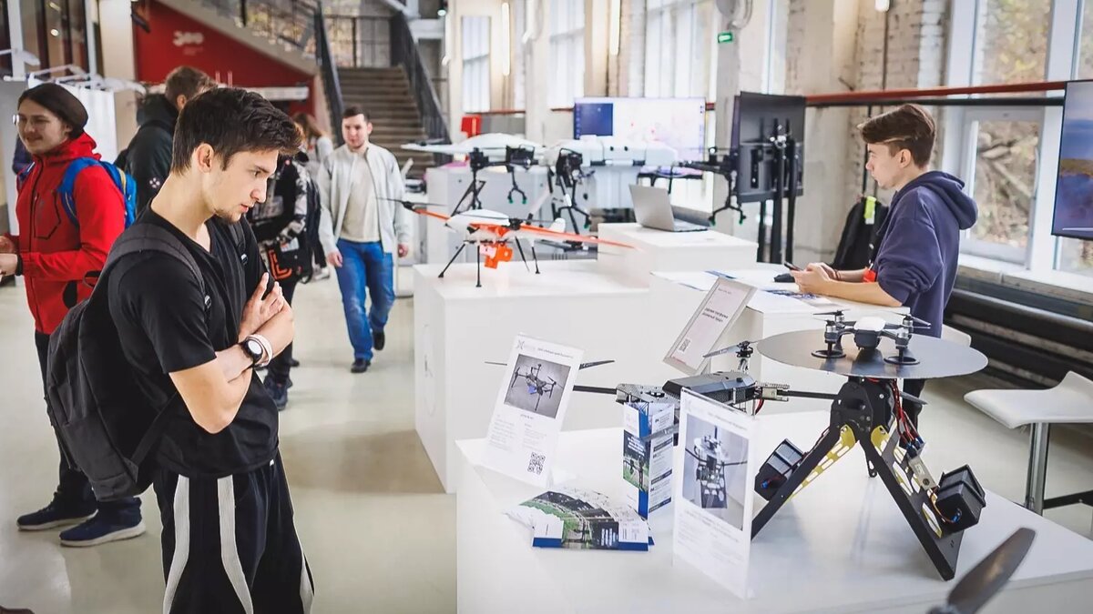 Наняться сборщиком дронов стало выгоднее, чем заниматься своим бизнесом. Фото: 1MI