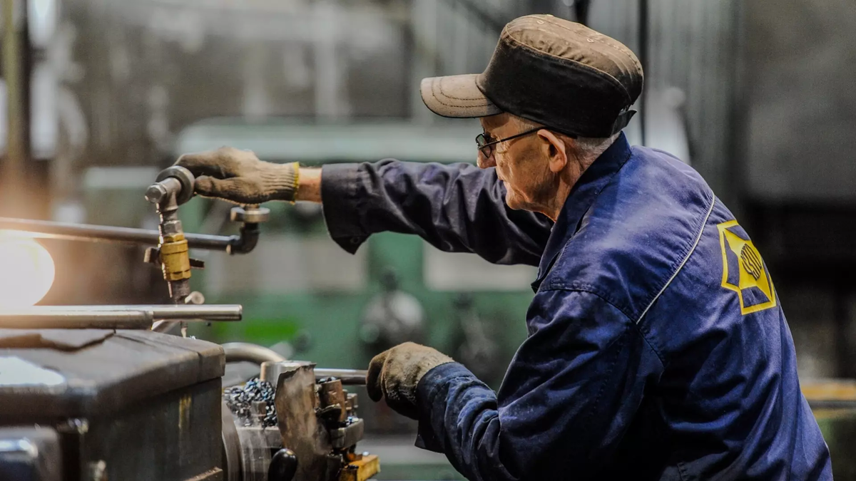 В конце 2024 года активность соискателей по сфере «Рабочий персонал» выросла на 44%. Фото: Вадим Ахметов/URA.RU/ТАСС