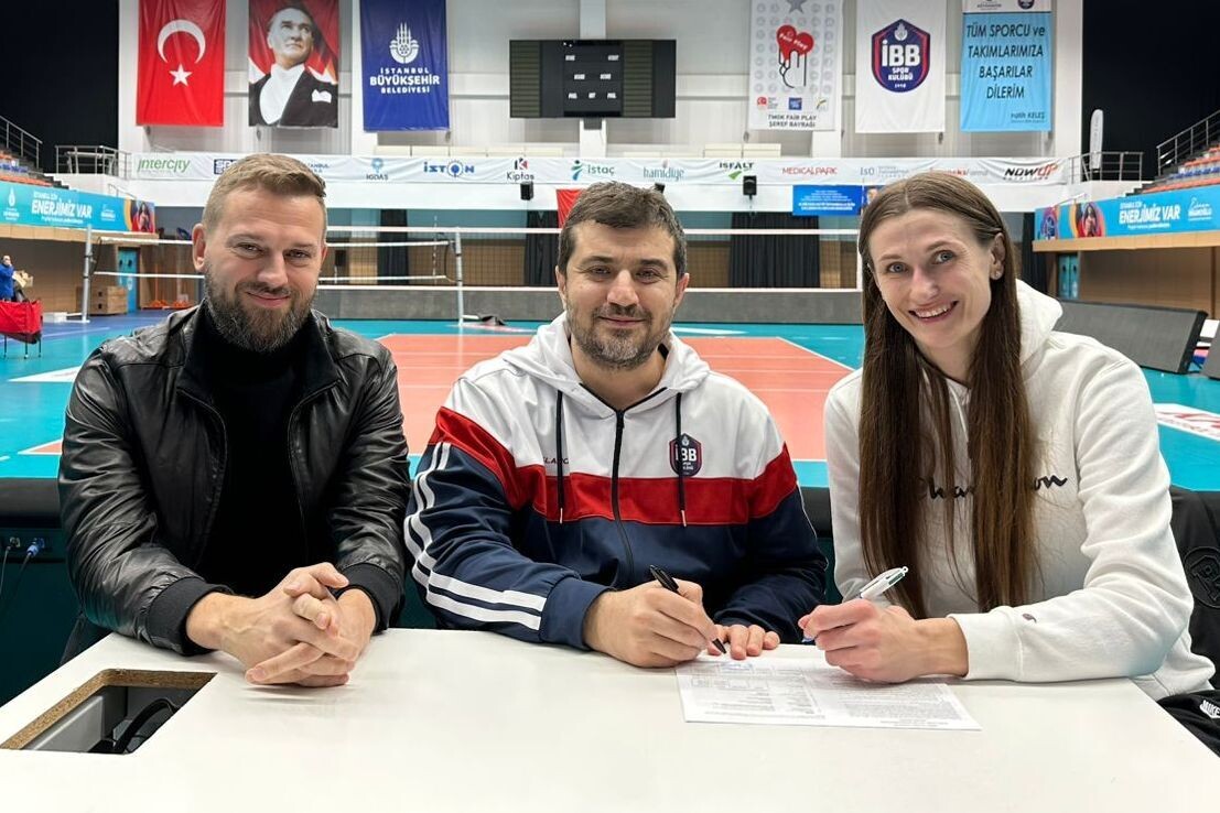    Анастасия Азанова, агент Алексей Кунышев (справа) и менеджер клуба / фото: соцсети