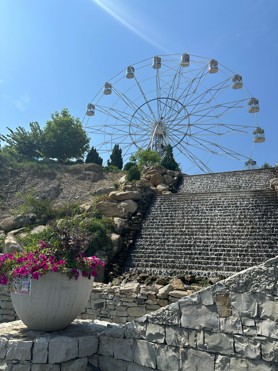 Колесо обозрения на Главрыбе в Дагестане