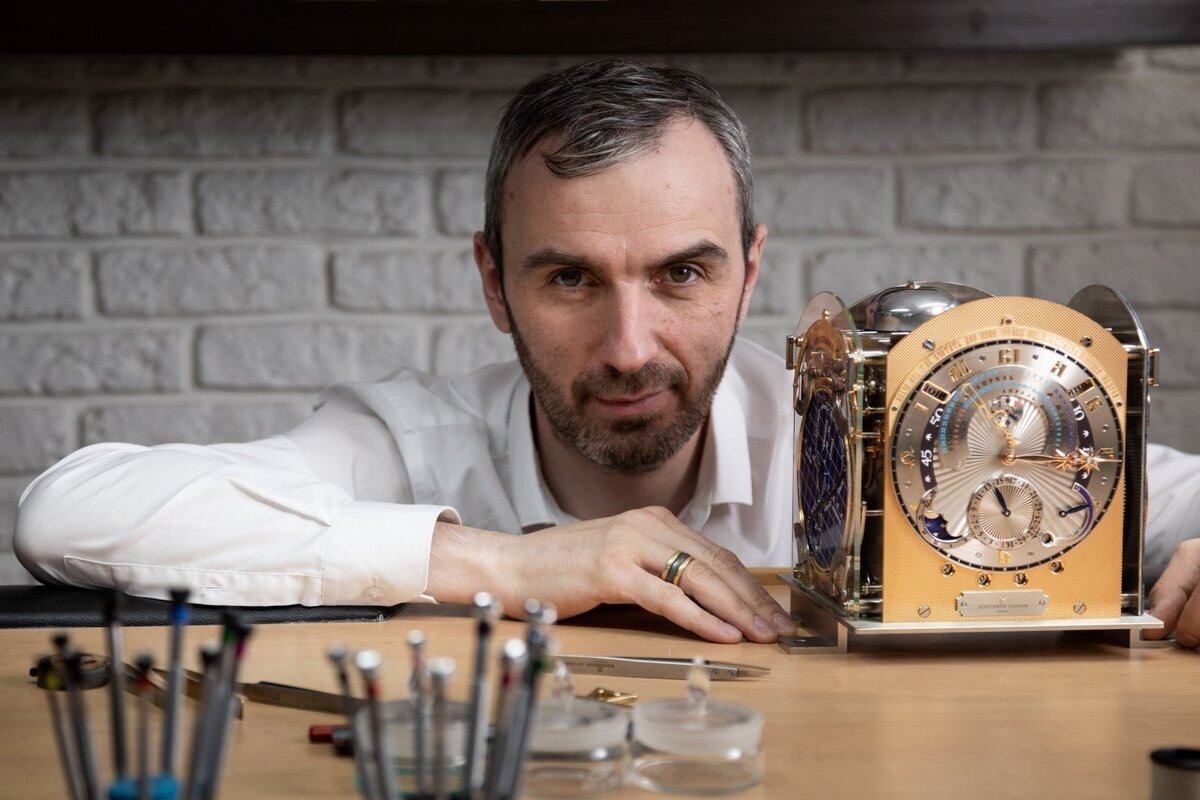 Фото из интернета. Часовой мастер.