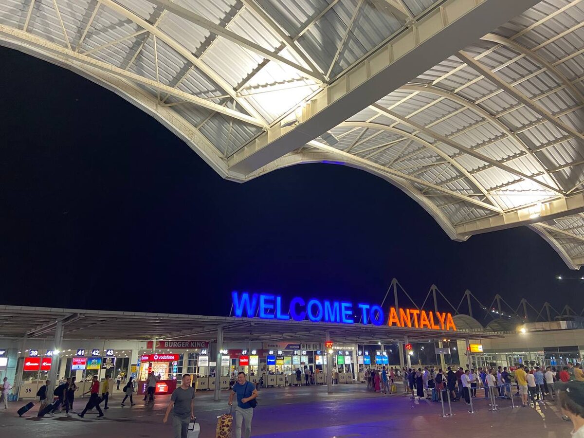 Аэропорт в Анталье радушно встречает своих гостей