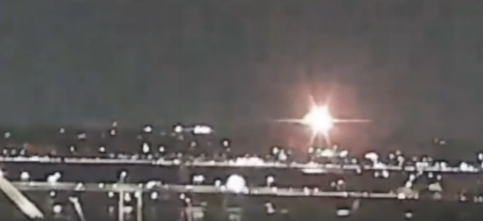    Крушение самолета в небе над Вашингтоном . Источник: Скрин с видео