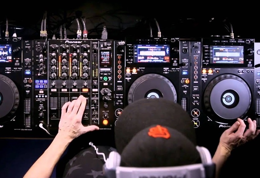 DJ at work - ди джей за работой.