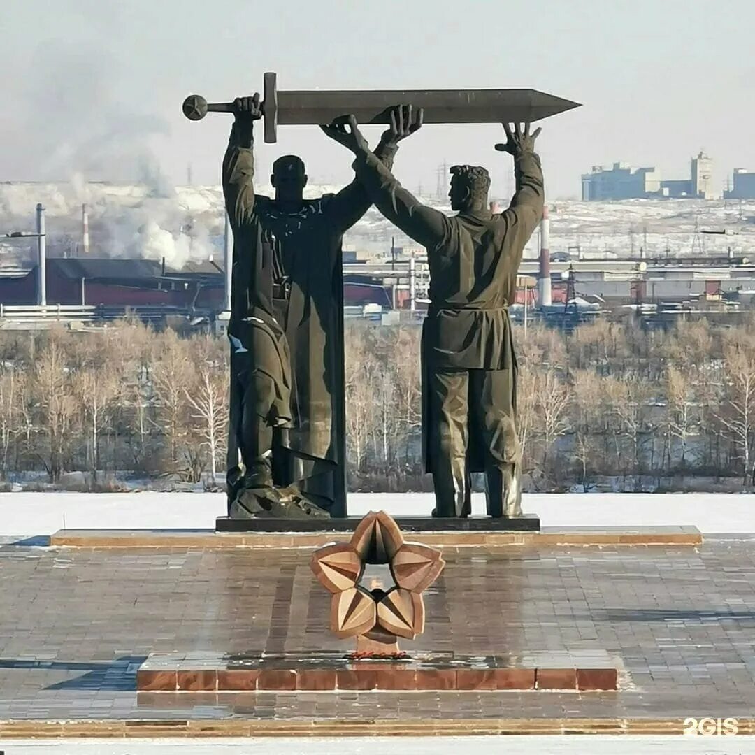 Скульпутра "Тыл-фронту!" в Магнитогорске. Автор Лев Николаевич Головницкий