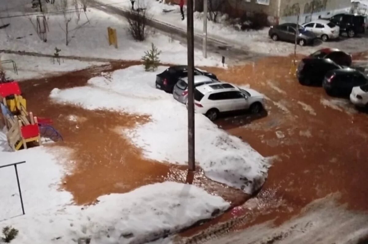    Из-за прорыва трубы в многоэтажке на ул. К. Маркса в Ижевске 2 дня нет воды