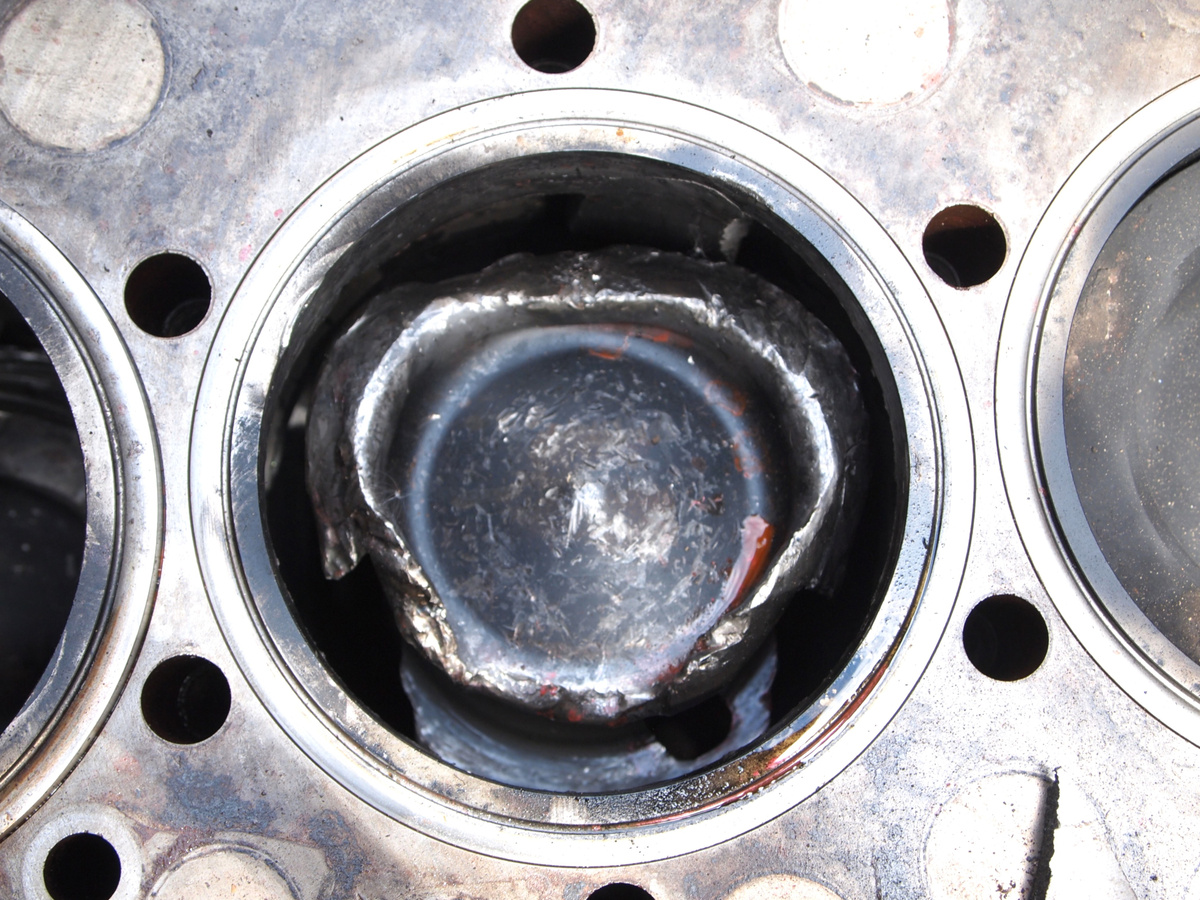 Фото 2. Разрушенные поршень и гильза цилиндра.