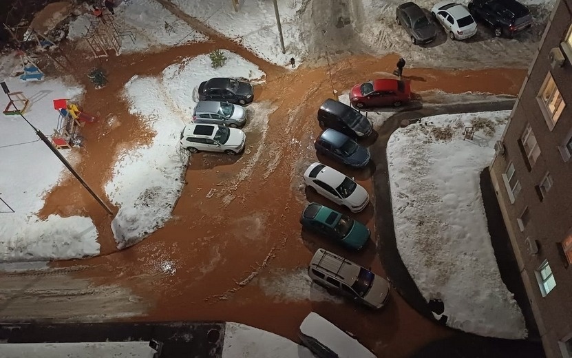    Жители домов по улице К.Маркса в Ижевске жалуются на отсутствие холодной воды и затопленный двор