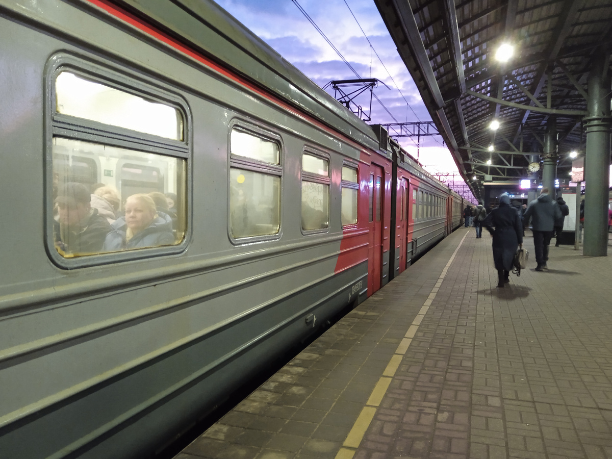 ЭД4М-0055, которая доставила меня на место съемки, готовится проследовать в сторону Казанского вокзала с остановками: Выхино, Андроновка, Авиамоторная, Москва-Пассажирская-Казанская.