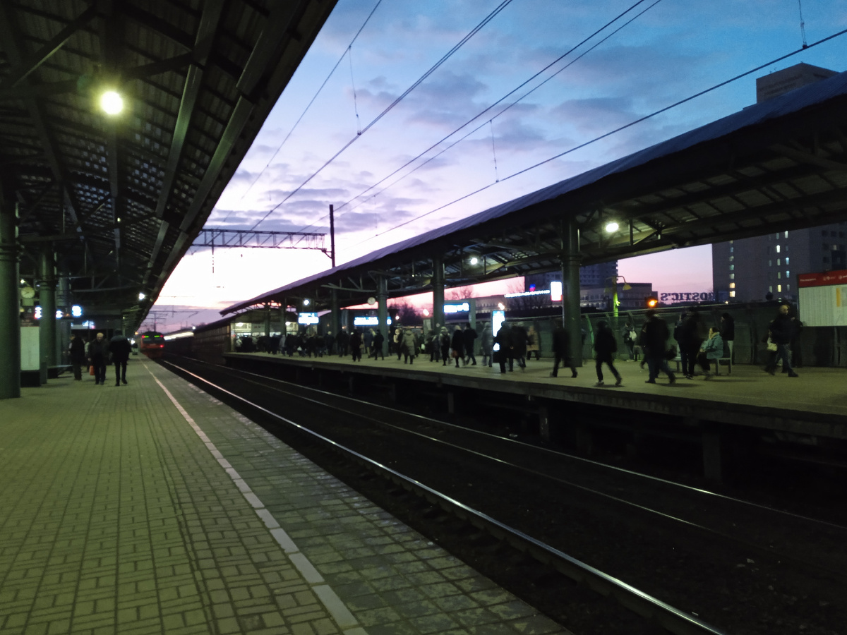 И пусть покажет мне три красных тот поезд, что уедет в ад! В общем, картина маслом под названием "найди хвостовой вагон электрички". =)