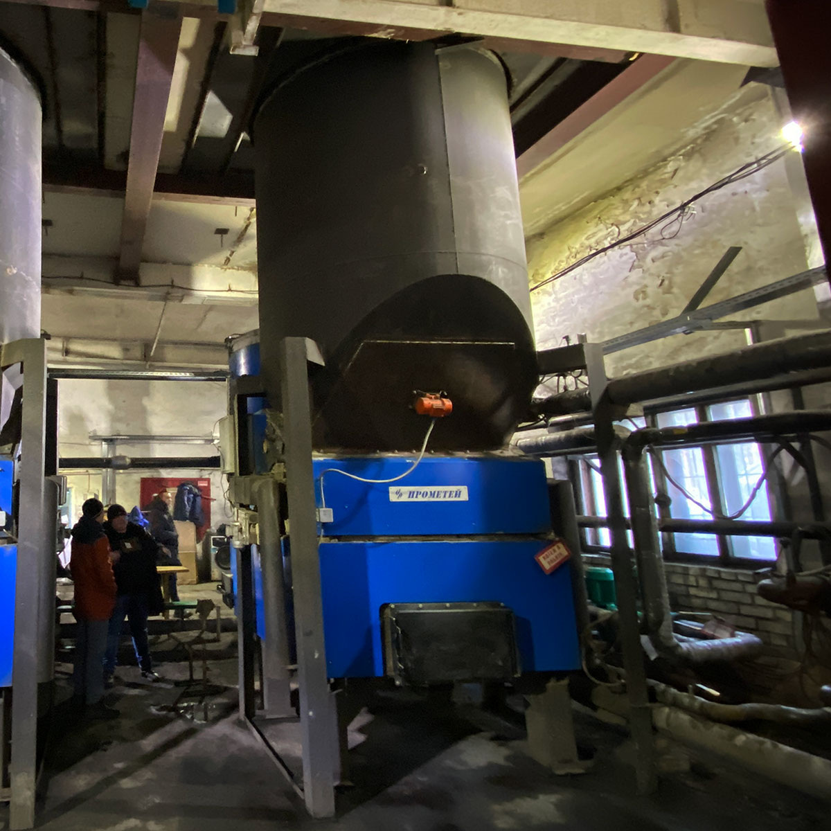 фото с сайта https://prometey54.ru/info/articles/tverdotoplivnye-kotly/vstroennye-kotelnye/