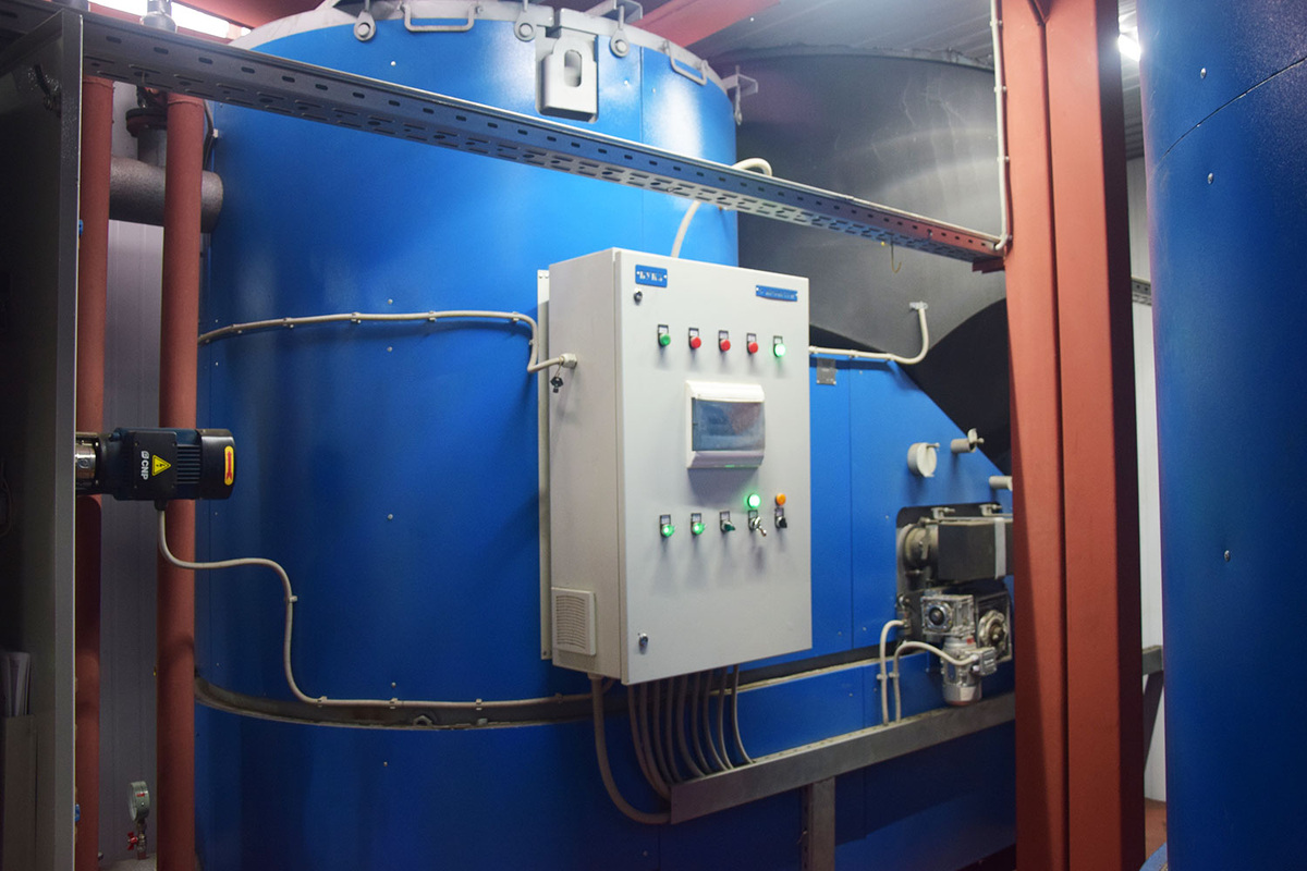 фото с сайта https://prometey54.ru/info/articles/tverdotoplivnye-kotly/vstroennye-kotelnye/