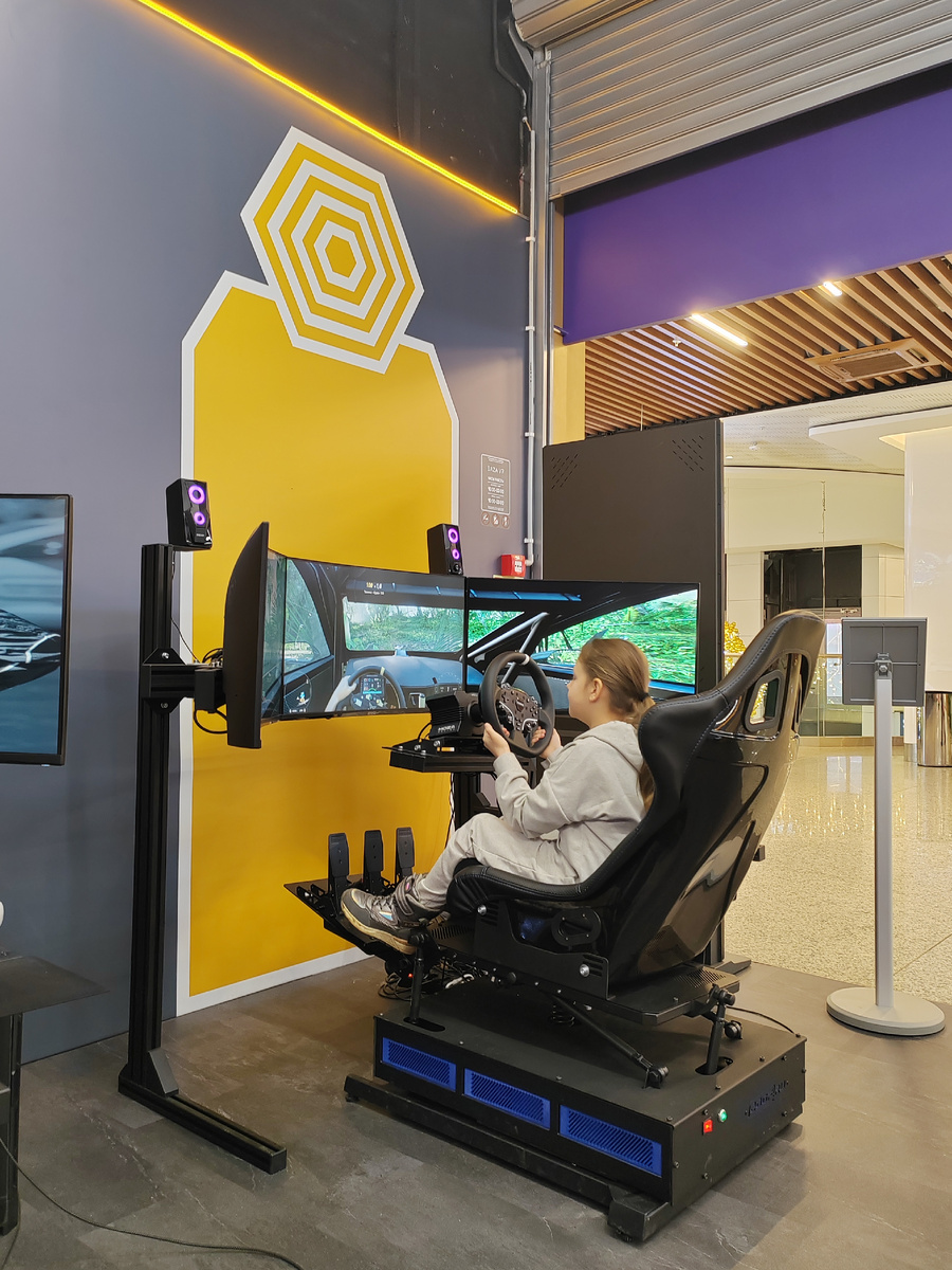 Ребенок играет в VR-шлеме