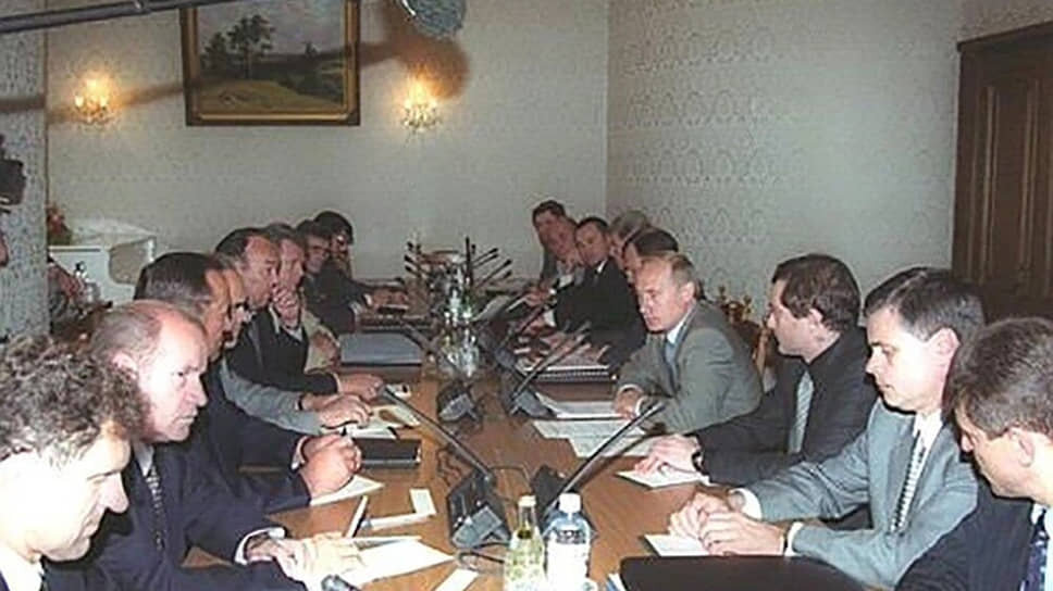 Первый визит Владимир Путин совершил в Самарскую область в статусе главы государства в 2000 году. Совещание с руководителями регионов Приволжского федерального округа.📷Фото: Kremlin.ru / Kremlin.ru