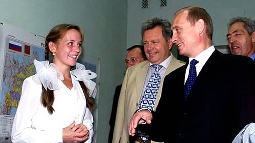 Владимир Путин выступил на празднике, посвященном началу нового учебного года перед преподавателями и учащимися школы села Кузькино Шигонского района Самарской области. На фотографии он с ученицей восьмого класса Ольгой. Сейчас она является председателем одного из самарских ТСЖ. Глава государства также успел заехать в Сызрань.📷Фото: Kremlin.ru