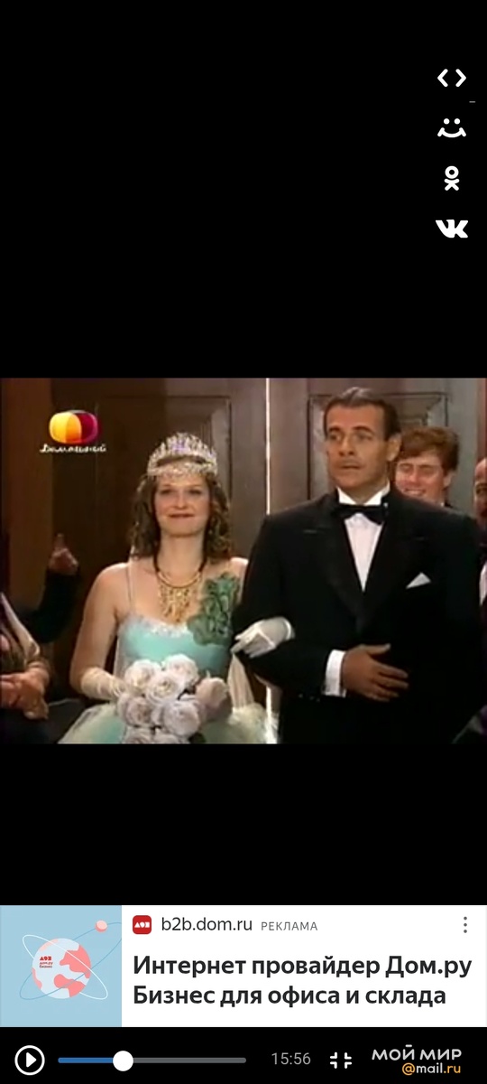 Жизель заходит в церковь с отцом. Самый счастливый день ее жизни явно проходил не так, как она мечтала. 