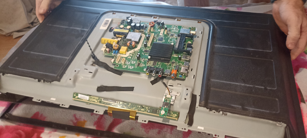 Аккуратно, здесь видно шлейф снизу. Нужно отклеить плату от корпуса, к которому шлейф крепится. 