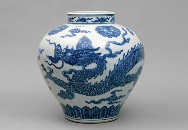 Фарфоровая ваза времен династии Мин